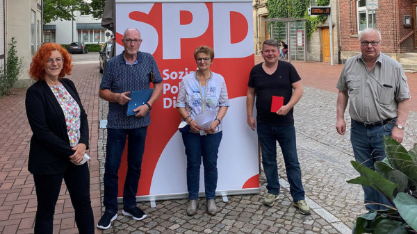 Die Ortsratskandidat*innen vor einem SPD-Plakat