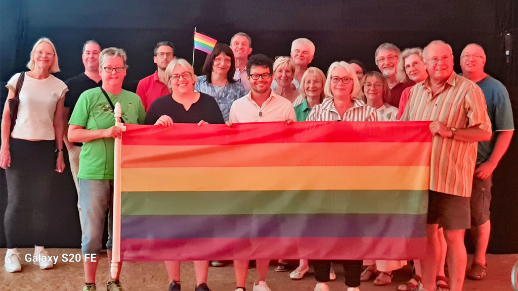 Bild der AGqueer mit Regenbogenfahne